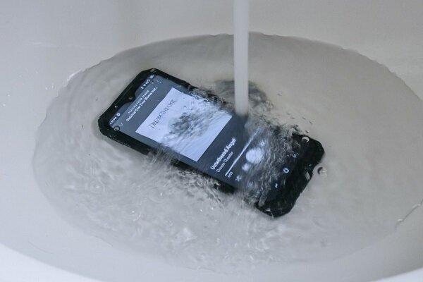 این گوشی زیر آب هم کار می نماید