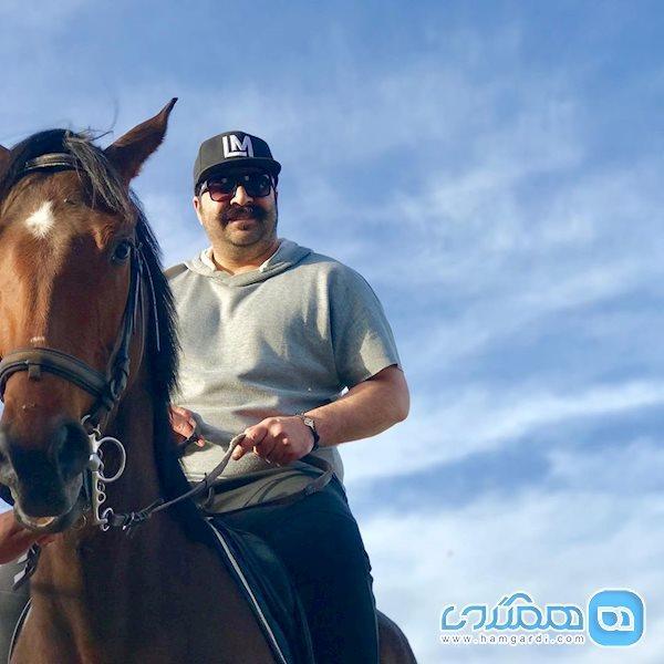سوارکاری بهنام بانی زیر آسمان آبی عکس سوارکاری بهنام بانی زیر آسمان آبی