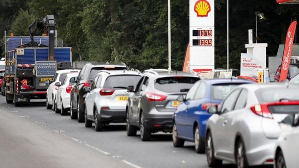 صف های طولانی خودرو ها در صندلی های سوخت انگلیس برای سومین روز پیاپی